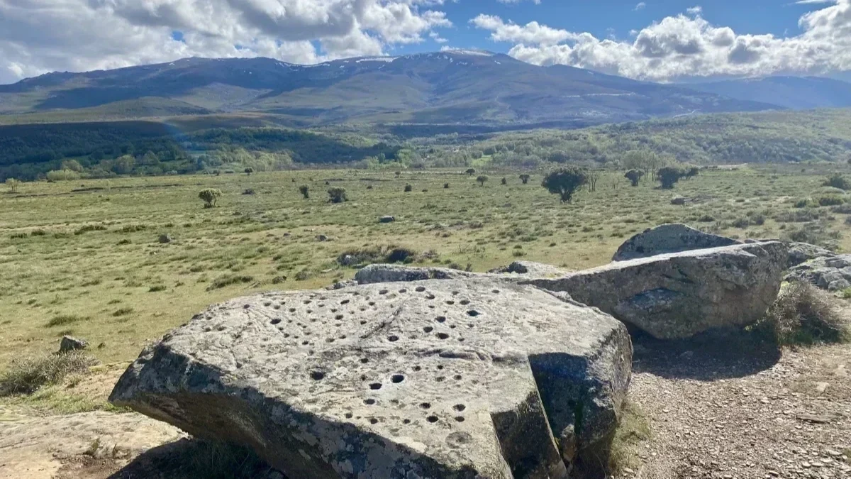 Petroglifos de Peña Fadiel y turismo rural